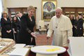 Prezidentka Čaputová sa stretla s pápežom Františkom: Pozrite, aké dary si navzájom vymenili