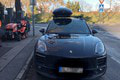 Tak toto tu ešte nebolo! Policajti riešili bizarnú nehodu: Odnieslo si to luxusné Porsche