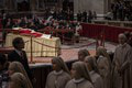 Svet sa lúči so zosnulým Benediktom XVI. († 95): Do baziliky prišlo takmer 3-krát viac ľudí, ako sa čakalo