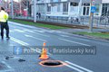 Vodiči, veľký pozor! Na frekventovanej ulici v Bratislave sa prepadla vozovka