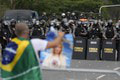 Drsné protesty v Brazílii šokovali aj Bidena: Stovky zatknutých, Bolsonaro obvinenia popiera