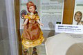 Ženské hrdinky z kníh v porcelánovej podobe: Detaily vystavovaných bábik v Stropkove vás ohromia