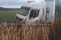 Nešťastie na diaľnici: Kamión zišiel z cesty! Ak môžete, miestu sa vyhnite