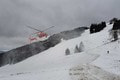 Príšerná nehoda v lyžiarskom stredisku: Muž mal obrovskú smolu, zachraňoval ho vrtuľník!
