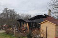 Vysnívaný dom stavali roky, teraz im zhorel do tla: Matúš a Lenka ostali aj s deťmi bez strechy nad hlavou