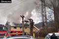 V Žiline pohltili plamene dvojpodlažnú budovu: Požiar likviduje 19 hasičov