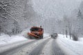 Nehody a husté sneženie komplikujú dopravu: Tento horský priechod museli úplne uzavrieť