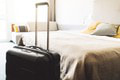 Letuška radí, ako zostať v cudzine v bezpečí: Ak prídete do hotela, hoďte fľašku pod posteľ