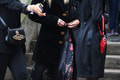 Posledná rozlúčka s ikonou: Zvodná Kate Moss, smutná Victoria Beckam a dcéra Micka Jaggera v sexi blúzke