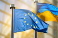 Dnes je to presne rok: Budovy inštitúcií EÚ zažiarili vo farbách Ukrajiny! Jedno však nedodržali