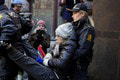Gretu Thunbergovú zadržali: Policajti ju museli vyniesť z budovy! Ako to vyzeralo?