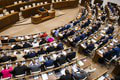 Poslanci sa v parlamente utrhli z reťaze: Rozhádžu do volieb miliardy eur?! Ekonóm krúti hlavou