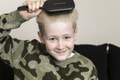 Chlapec má vlasy, ktoré sa nedajú učesať: Má to háčik, môže za to vážny syndróm