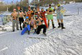 Havajská zábava v Oščadnici: Odvážni lyžiari brázdili svah v plavkách! Fotky hovoria za všetko
