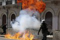 Protesty v Grécku naberajú na intenzite: Proti radu demonštrantov zasahovala polícia
