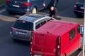 Brutálny incident v Bratislave: Šokujúca jazda má dohru! Muž z kapoty auta skončil vo väzbe