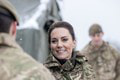 Kate nie je len krehká princezná: Absolvovala vojenské cvičenie! Pozrite, ako jej to v uniforme sekne