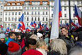 V Prahe protestovali proti vláde: Prišli aj odporcovia demonštrácie s vlajkami Ukrajiny