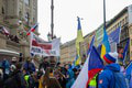 V Prahe protestovali proti vláde: Prišli aj odporcovia demonštrácie s vlajkami Ukrajiny