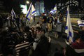 Protesty v Izraeli neutíchajú: Desiaty víkend v rade vyšli do ulíc státisíce ľudí