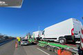 Chaos na diaľnici D1: Zrážka troch kamiónov ochromila dopravu!