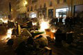 Námestie v Paríži zachvátili plamene: Polícia musela voči demonštrantom radikálne zakročiť