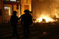 Námestie v Paríži zachvátili plamene: Polícia musela voči demonštrantom radikálne zakročiť
