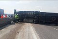Na D1 smerom do Bratislavy sa prevrátil kamión! Odklon dopravy je ukončený