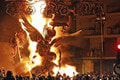 Jar vo Valencii vítajú pálením veľkých bábok: Celé mesto sa zahalilo do dymu