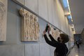 Po stáročiach sú opäť doma: Vatikán vrátil Aténam pamiatky z antického Partenónu