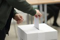 Volebné miestnosti sa znovu otvorili: Občania si v doplňujúcich voľbách vyberajú starostu i poslancov