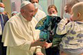 Prekvapujúce gesto: Pápež František navštívil v nemocnici deti, jedno pokrstil