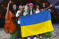 Británia sa pripravuje na organizovanie Eurovízie: Sochy Beatles v Liverpoole dostali ukrajinské vyšívanky