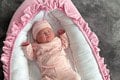Kontroverzná influencerka Emma Lacová konečne porodila: Prvý záber doma! Aké meno dala dievčatku?