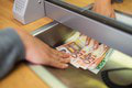 Slováci majú v bankách menej peňazí