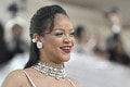 Najkrajšie róby z Met Gala: Kardashianka len v perlách, tehotná Rihanna vyrazila všetkým dych
