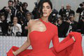 Najkrajšie róby z Met Gala: Kardashianka len v perlách, tehotná Rihanna vyrazila všetkým dych