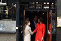 William s Kate prišli metrom do starej londýnskej krčmy: To, čo tam princ spravil, nečakal nikto