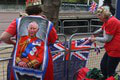 Šialenstvo v Londýne: Kráľ vyskakuje z každého rohu a bláznivé outfity hodné cirkusu!