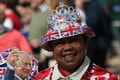 Šialenstvo v Londýne: Kráľ vyskakuje z každého rohu a bláznivé outfity hodné cirkusu!