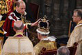Korunovácia kráľa Karola III.: Potupa pre princa Harryho, Williamov bozk a dojatá Kamila