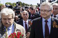 Veľvyslanec chcel položiť veniec na sovietsky pamätník: Aktivisti ho zablokovali! Kvety pošliapali a ruskú vlajku...