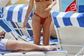 Sexica Ratajkowski sa musela zladiť aj na pláž: Emily, nie sú ti tie plavky malé?