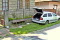 Desivá nehoda v Sikenici: Seniori čakali na odvoz, na lavičke ich zramovalo auto! Namiesto svadby skončili v nemocnici