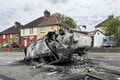 Zúriace peklo vo Walese: Horiace autá, útoky na policajtov a násilnosti