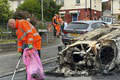 Zúriace peklo vo Walese: Horiace autá, útoky na policajtov a násilnosti