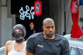Kanye West opäť raz mimo vkusu: Vypchávky na ramenách, pohľad na nohy je ešte horší