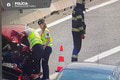 Hromadná nehoda na D1 v Bratislave: Hlásia ranených! Jedno z áut skončilo na streche