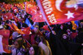 Ulice zaplnili davy ľudí: Všetci oslavujú víťazstvo Erdogana! Opozícia neskrýva sklamanie