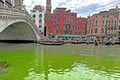 Voda v Benátkach sa sfarbila dozelena! Čo spôsobilo zvláštny jav? Polícia má podozrenie